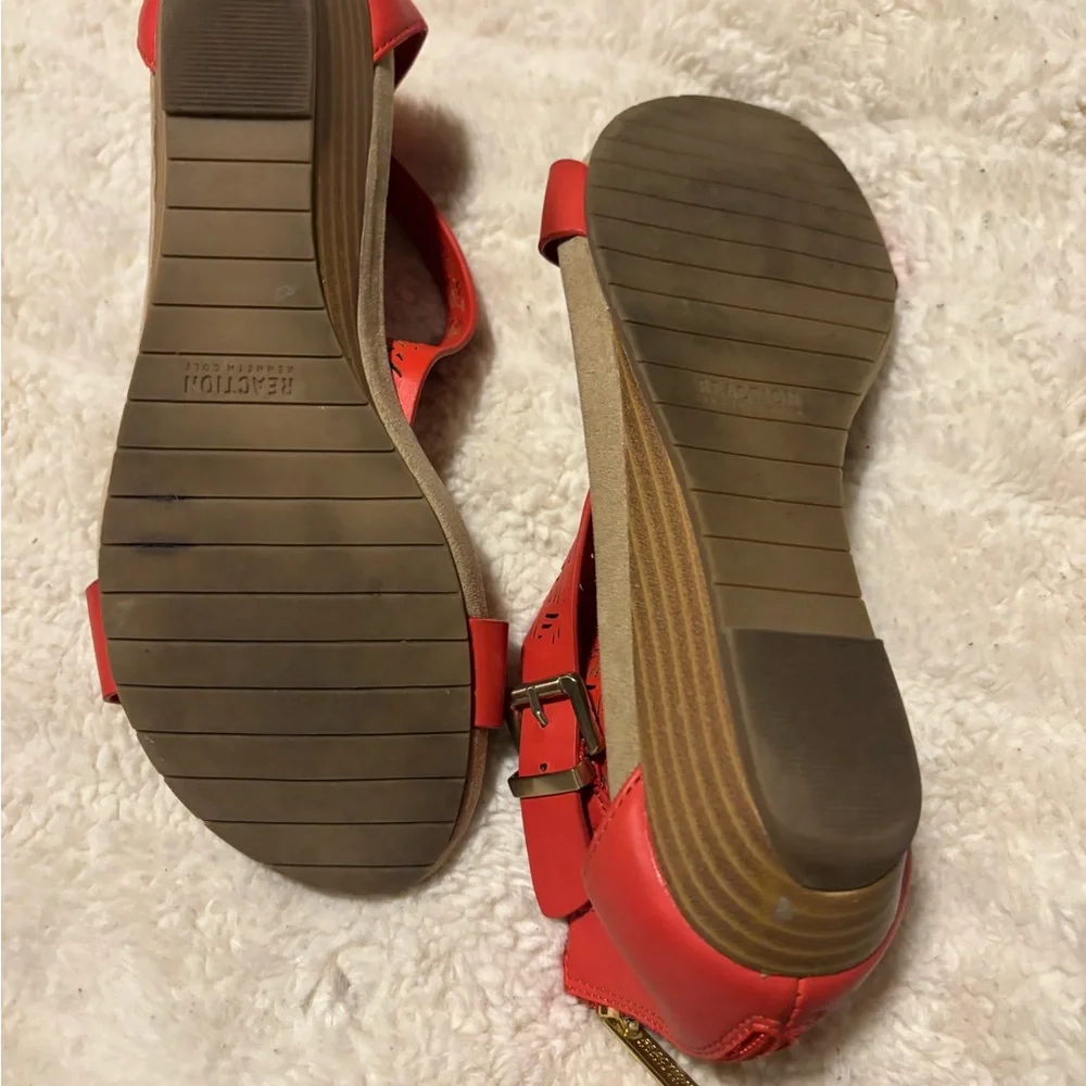 Kenneth Cole Reaction T-Strap City Red Wedge Sandals Size 6.5